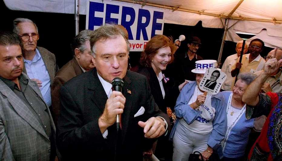Maurice Ferré, con micrófono, se dirige a sus seguidores en el distrito de La Pequeña Habana de Miami