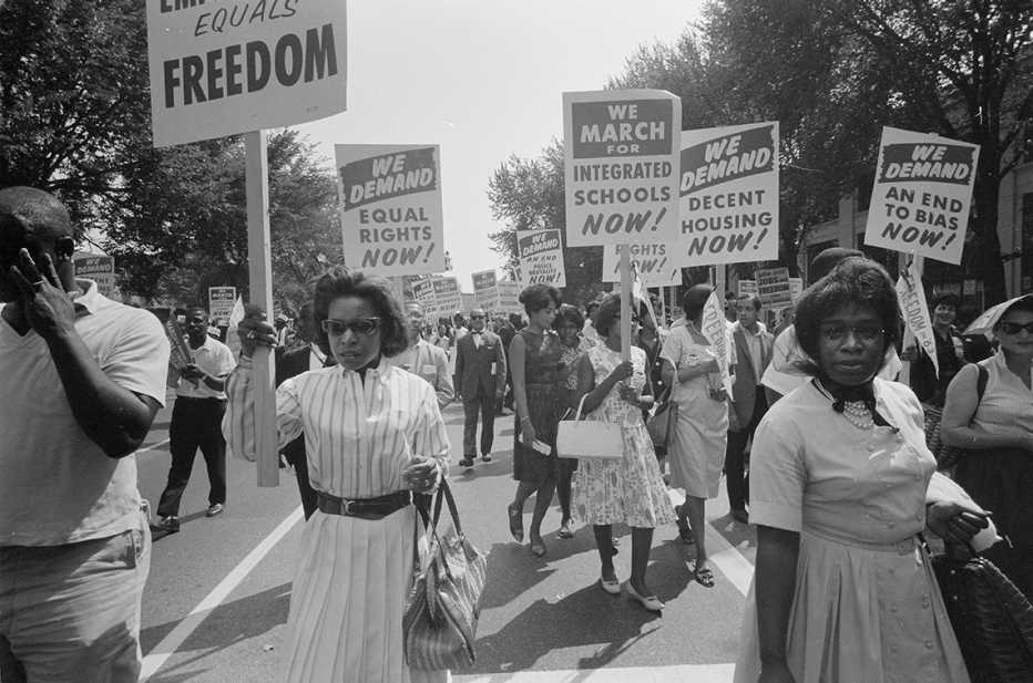 En tiempos en que muchas escuelas públicas estaban segregadas racialmente por ley, los manifestantes pidieron al Congreso que aprobara un proyecto de ley que prohibiría la práctica.