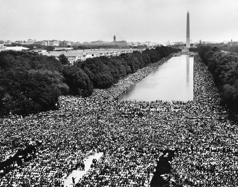 Marcha sobre Washington por los Derechos Civiles en agosto de 1963. Vista de los manifestantes a lo largo del National Mall, que muestra el estanque reflectante y el Monumento a Washington.
