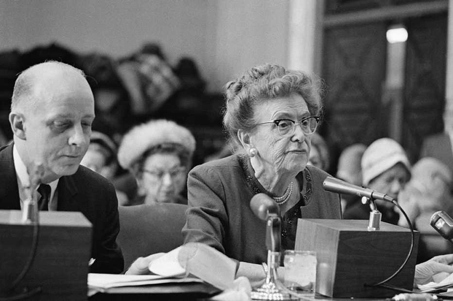 Dr Ethel Percy Andrus frente a un comité especial del Senado en 1973.