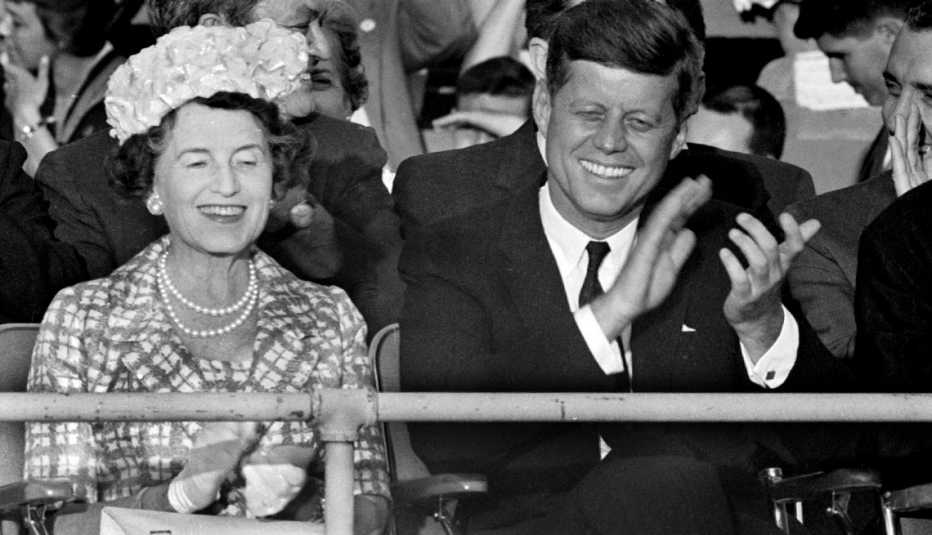 Rose Kennedy sentada al lado de su hijo John F. Kennedy el día que aceptó oficialmente su nominación a la presidencia por el partido Demócrata.