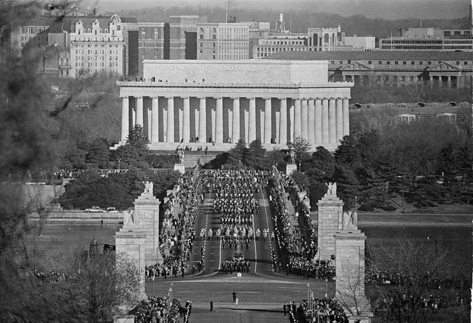 Procesión que acompañó el funeral del presidente John F. Kennedy desde el Memorial Bridge con el Lincoln Memorial al fondo. Líderes de todo el mundo estuvieron presentes.