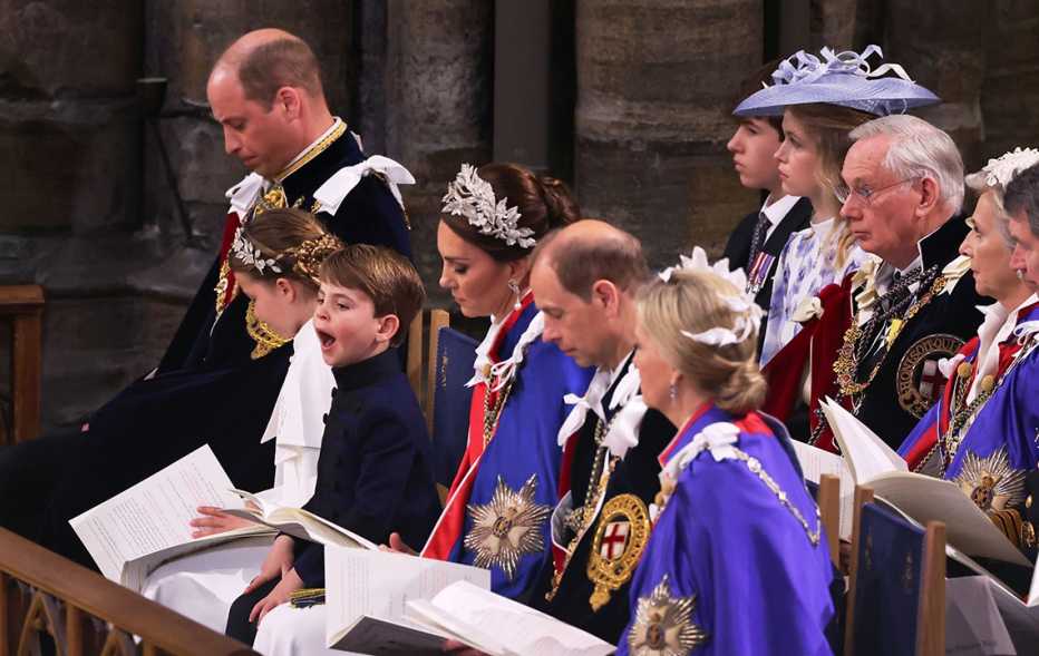 El príncipe Louis bosteza durante la ceremonia de coronación en la Abadía de Westminster, el 6 de mayo de 2023 en Londres, Inglaterra.
