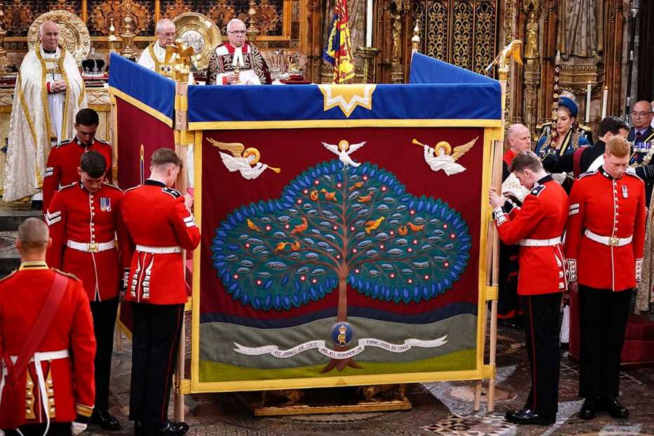 Pantalla de unción para el Rey Carlos III de Gran Bretaña durante la Ceremonia de Coronación