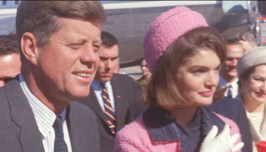  El presidente John F. Kennedy y la primera dama Jaqueline Kennedy en Love Field en Dallas.