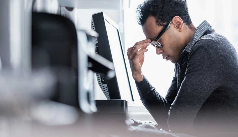 Hombre estresado frustrado en la computadora