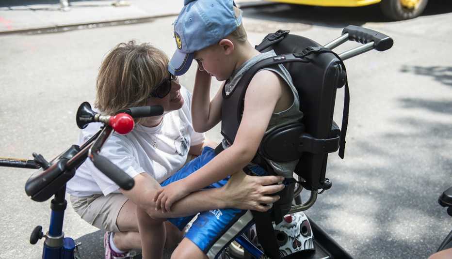 Una madre con su hijo quien tiene una discapacidad física.