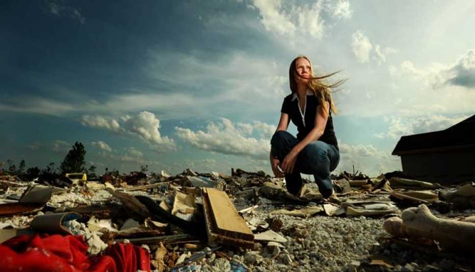 Jennifer Adair en el lugar donde ella sobrevivió a un tornado que arrasó su casa