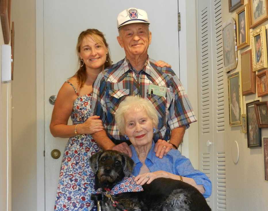Amy Goyer junto a su madre, padre y su perro de servicio.