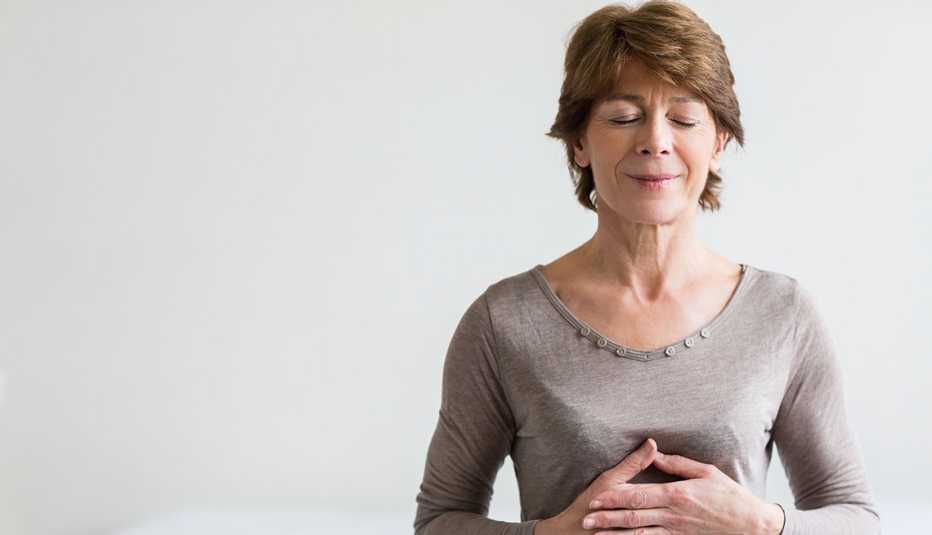 Mujer mayor practicando ejercicios respiratorios - Técnicas de respiración