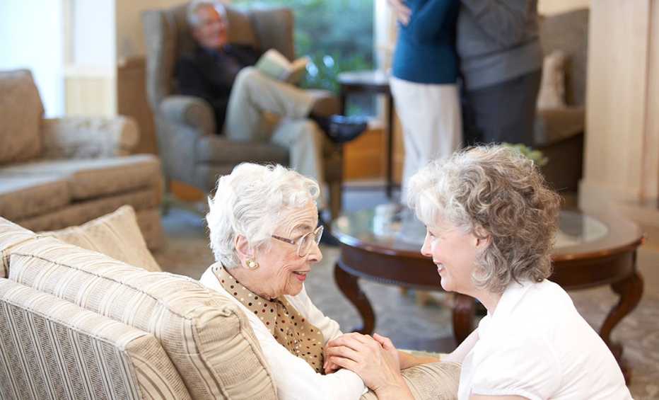 Dos mujeres conversan en una reunión familiar