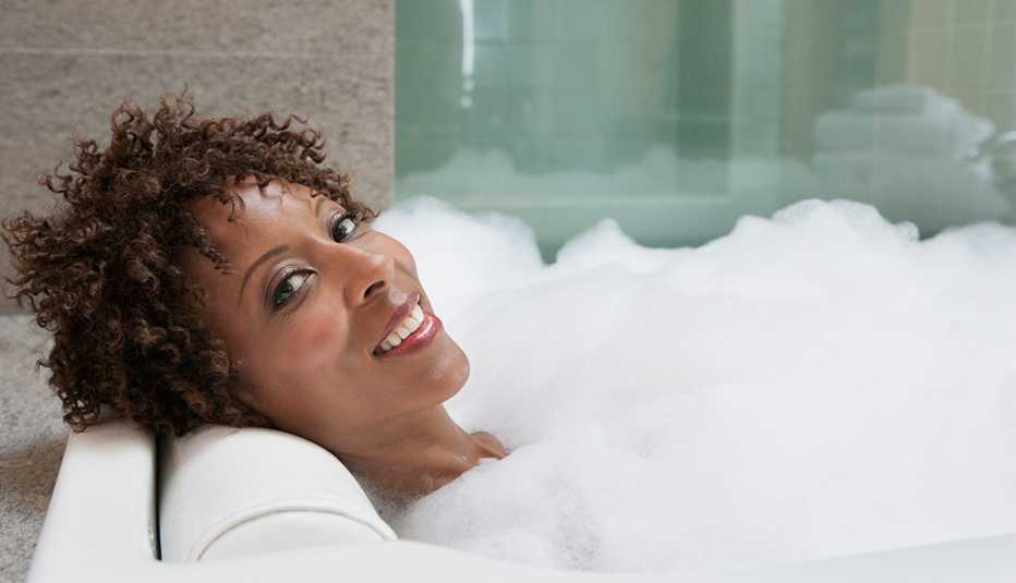 Mujer dándose un baño de burbujas