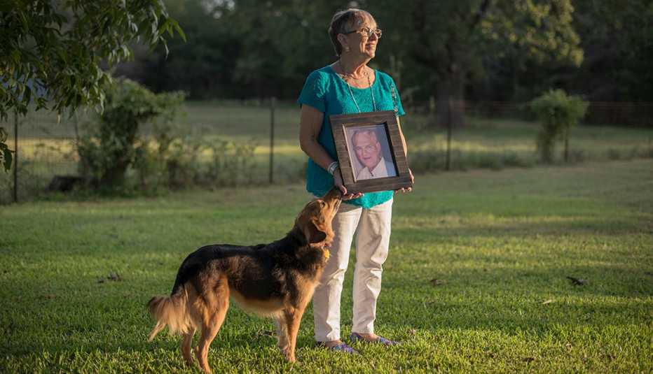 Rita Scott sostiene una foto de su esposo Gerald, a quien cuidó hasta el día de su muerte.