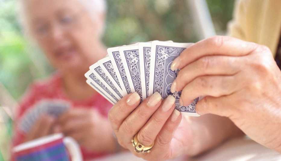 Mujeres mayores jugando cartas