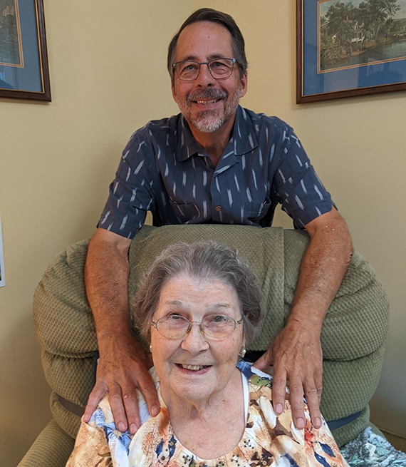 Robert Holder con su mamá Dorothy Holder en el centro de cuidados donde ella reside.