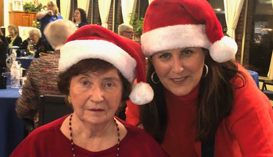 Maureen Clark Newlove con su madre, Maureen Clark, de 86 años, en una fiesta en el hogar de ancianos.