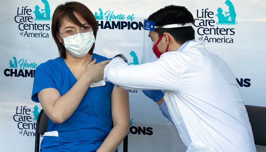 Una enfermera recibiendo la vacuna contra la COVID-19