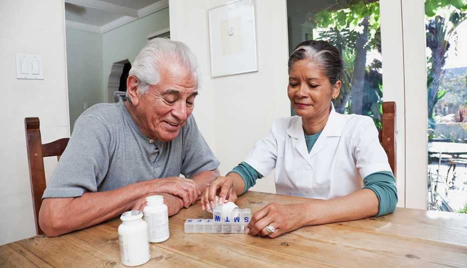 Hombre mayor junto a una enfermera - Cuando llega el momento de recurrir a un centro geriátrico