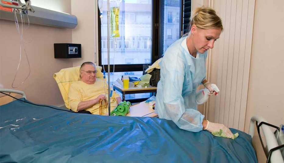 Claves para la prevención de heridas - Enfermera atiende a un hombre en el hospital