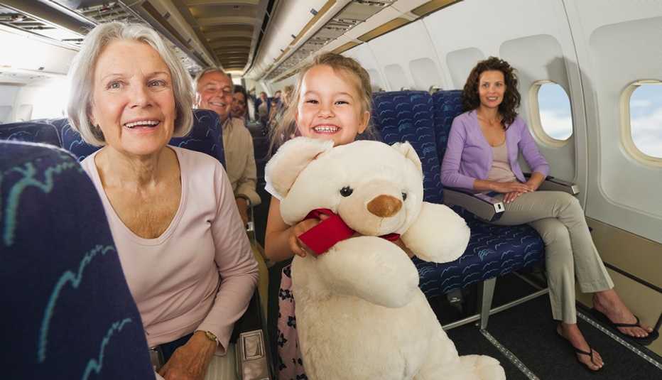 Consejos para viajar con un adulto mayor - Abuela con su nieta sentadas en un avión