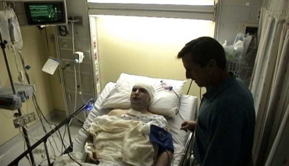 Bob Woodruff en el hospital con su hermano junto a él