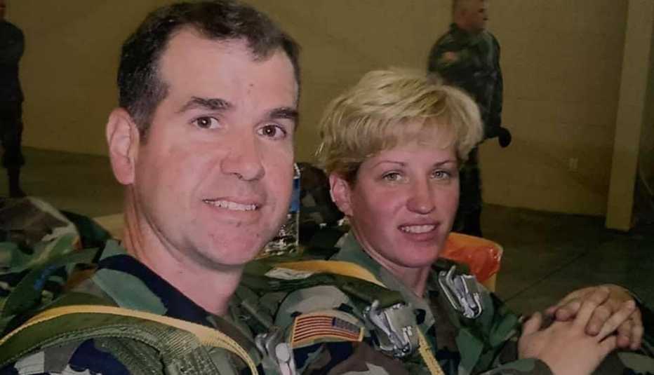 Brian Vines y su esposa Natalie en uniformes militares.