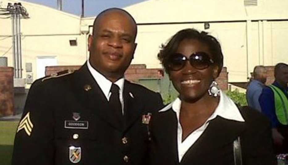 Precious Goodson junto a su esposo en uniformes militares.