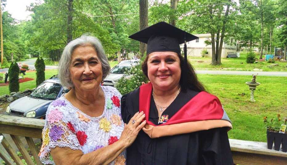 Amelia Cerbelli junto a su madre Amelia Linares, en el dia de su graduación.