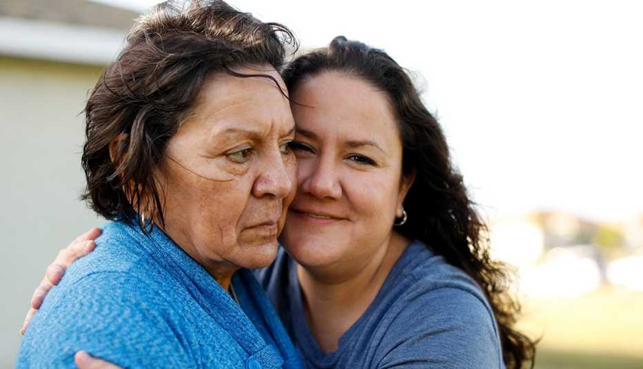 Olivia García cuida de su madre con Alzheimer