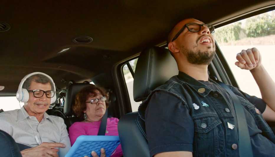 Comediante Jesús Trejo en un auto con algunos familiares