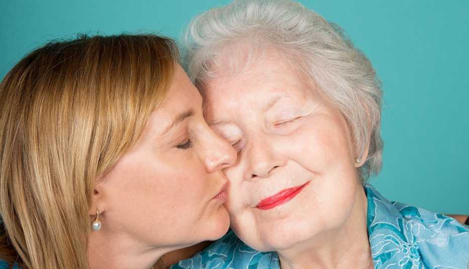 Amy Goyer besando a su madre, Cómo balancear el trabajo y el cuidado de un ser querido