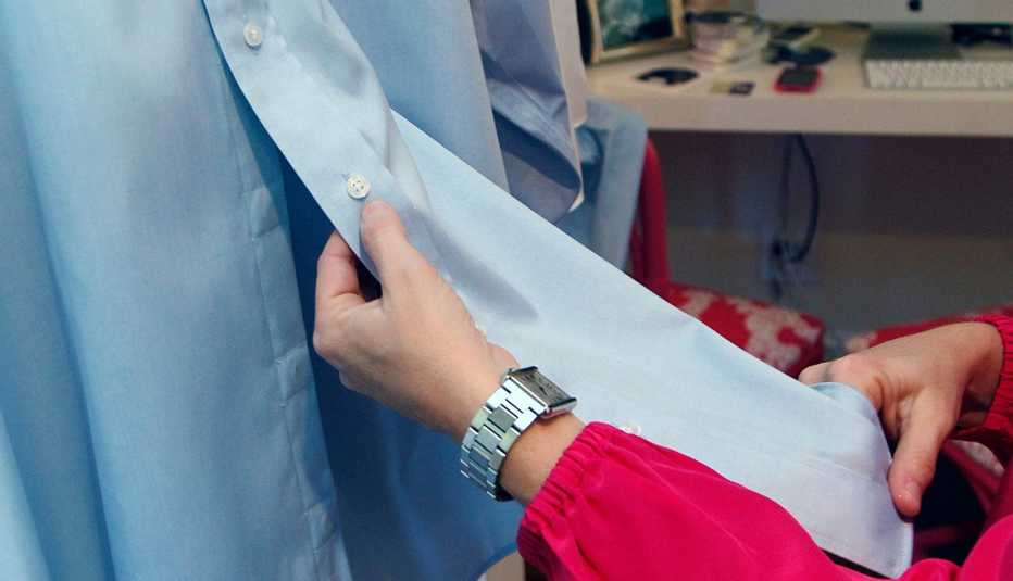 Mujer inspecciona una camisa de botones