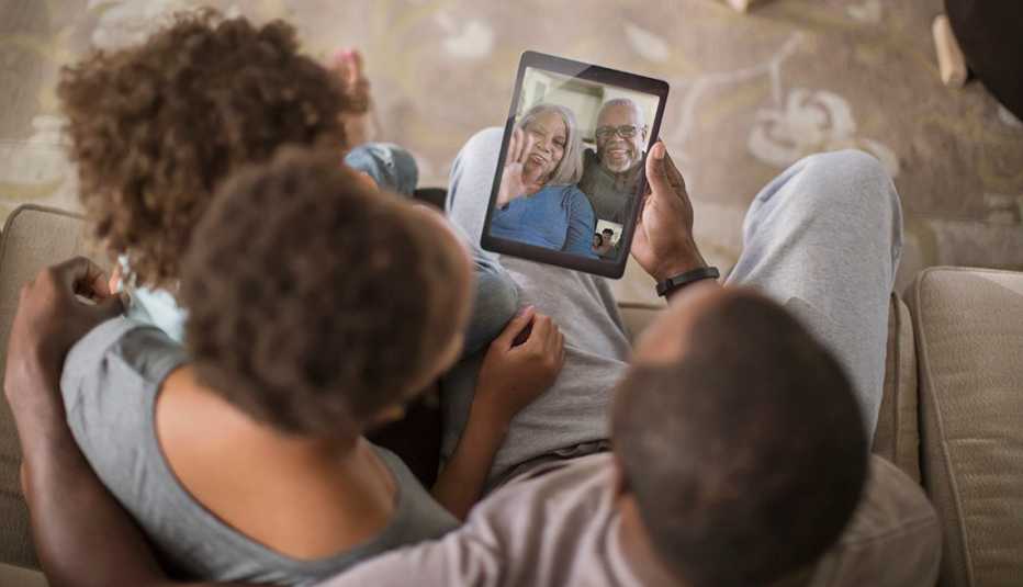 Familia comunicándose por video conferencia
