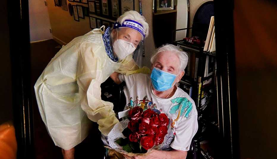 Marlys Meckler, de 81 años, a la izquierda, se reúne con su esposo, Milton Meckler, de 87, en su centro de vida asistida