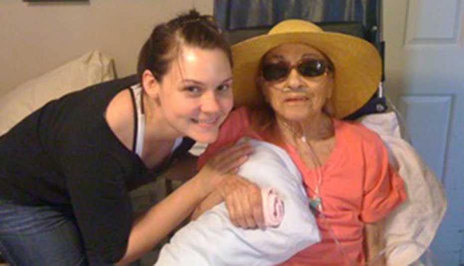 Bethany Robertson con su abuela, Maria Viviano.