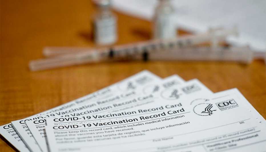 Una pila de tarjetas de registro de vacunación de la COVID-19.