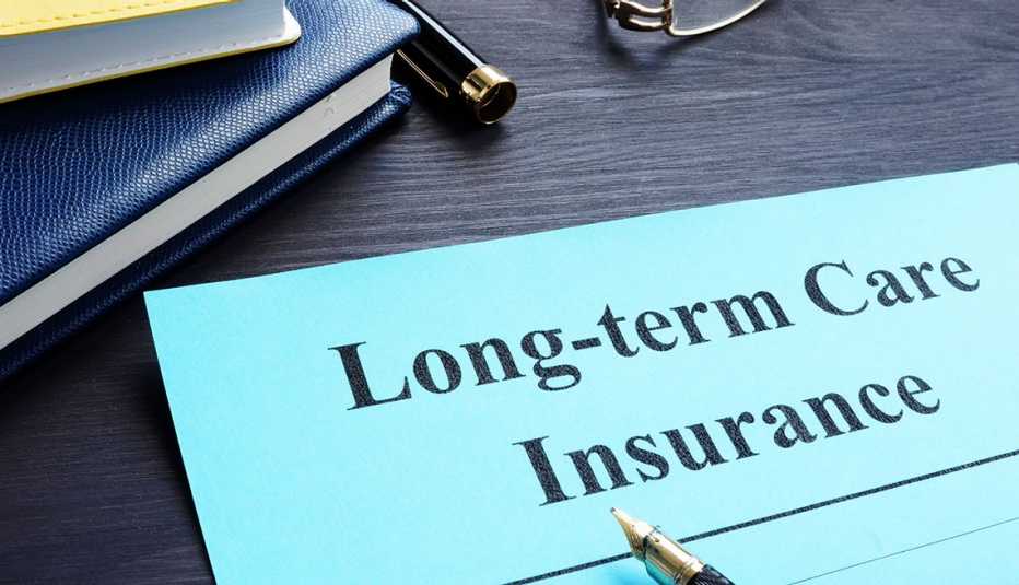 Una póliza de seguro de cuidado a largo plazo en una mesa.