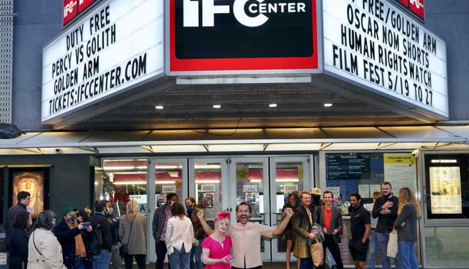 Sian-Pierre Regis y Rebecca Danigelis frente a una marquesina de teatro promocionando "Duty Free".