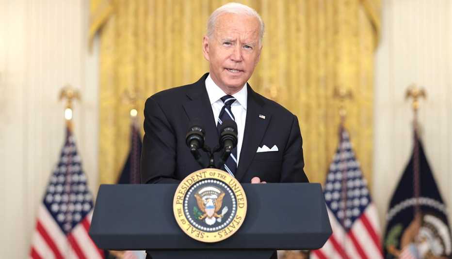 El presidente Joe Biden se pronuncia sobre la respuesta al COVID-19 y el programa de vacunación el 18 de agosto de 2021 en Washington, DC.