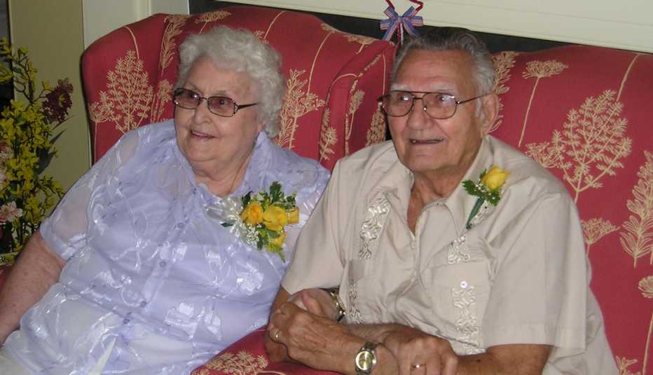 Ramona y BJ Frasher celebraron su 60 aniversario en 2007, mientras vivían en un apartamento independiente en Connecticut.