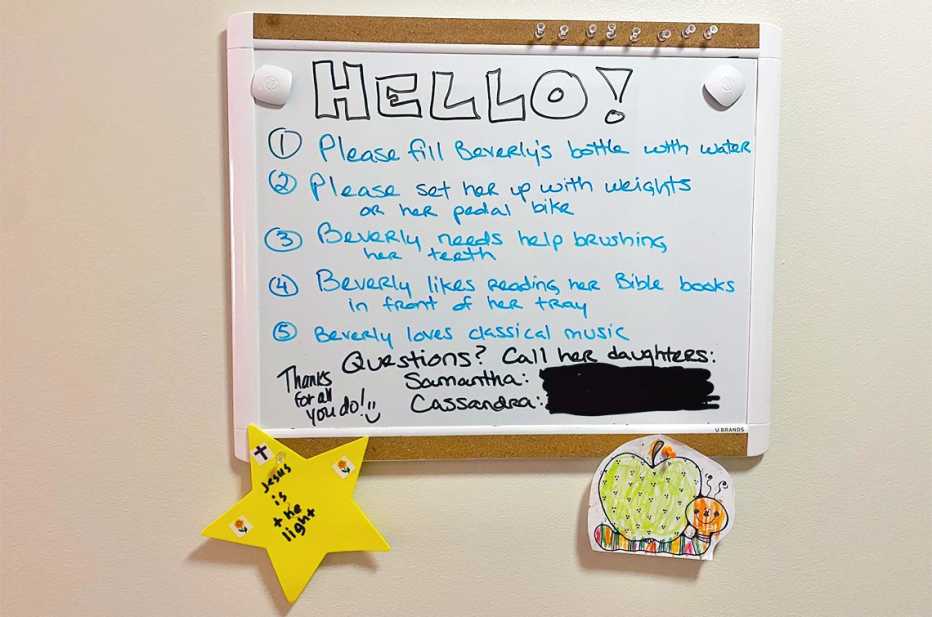 Cassandra Brooklyn instaló un letrero en la habitación de su madre para que el personal conociera sus necesidades específicas.