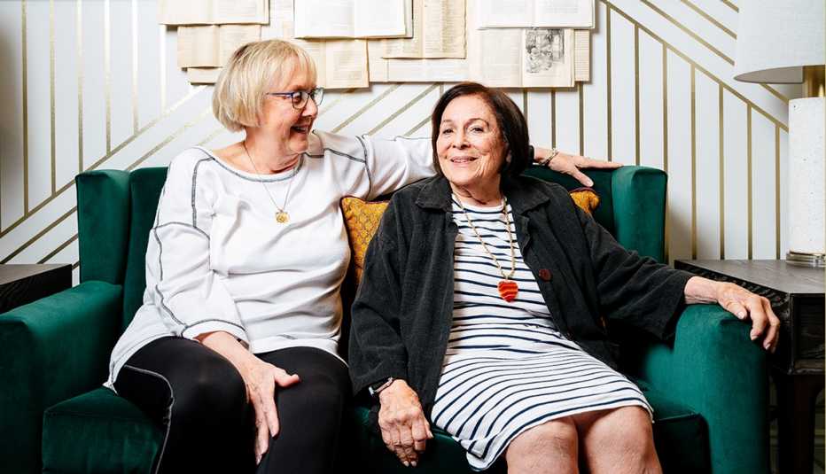 La mamá de la escritora, Joanna Edelson (derecha), con su “nueva mejor amiga”, Donna Gillespie.
