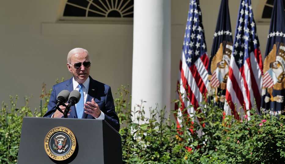 El presidente Biden habla en el jardín de rosas de la Casa Blanca.