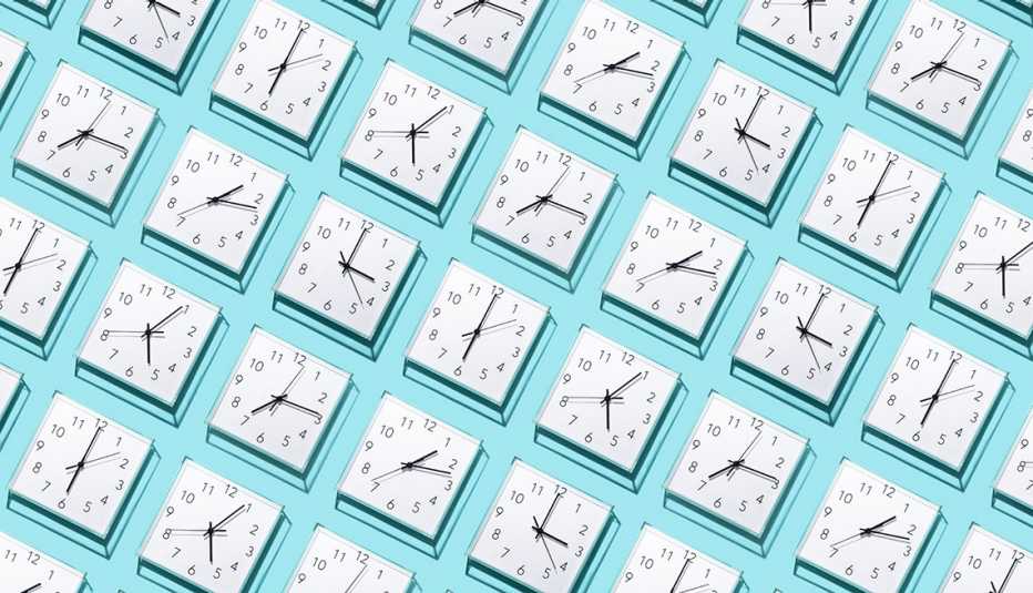 filas de relojes de pared que muestran diferentes horas.