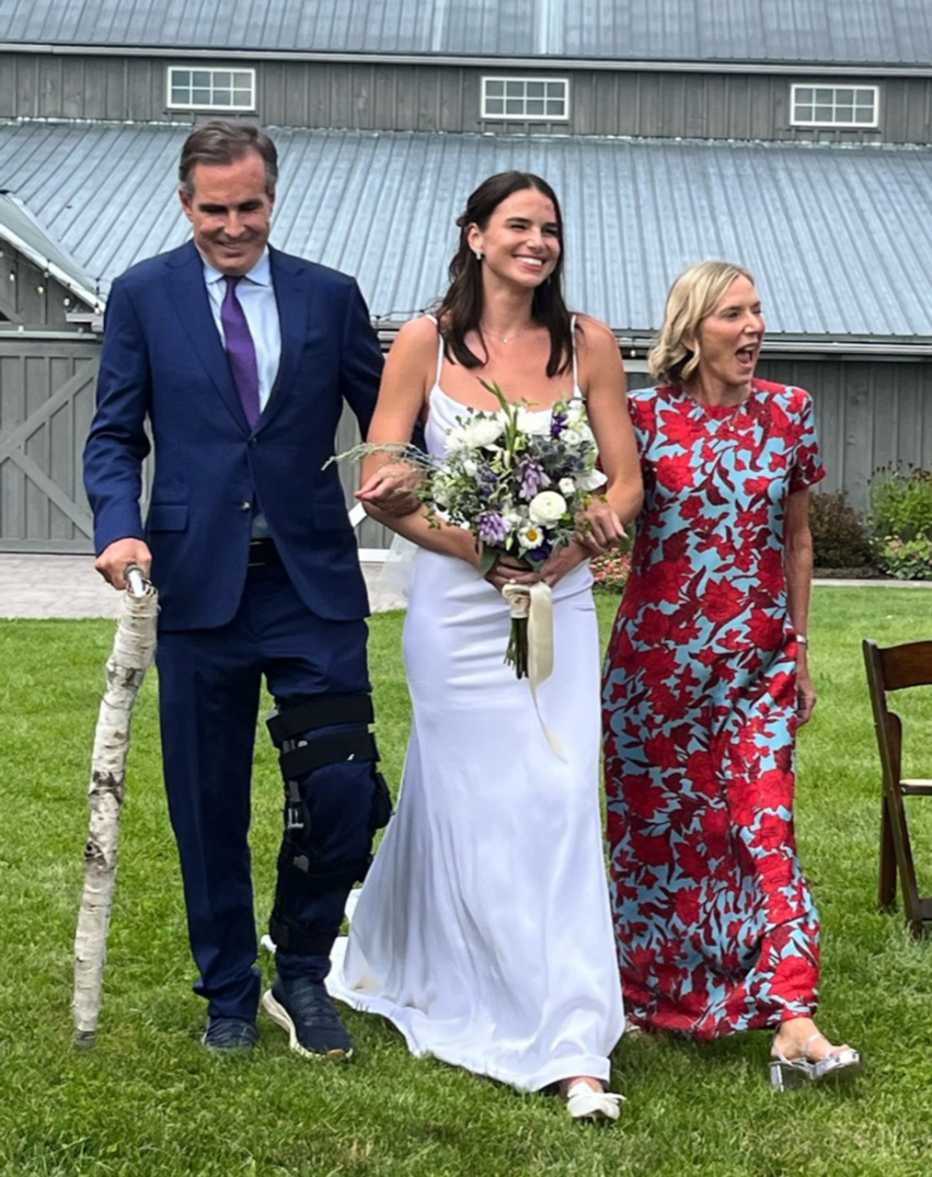 Bob y Lee Woodruff desfilan junto a su hija en su boda.