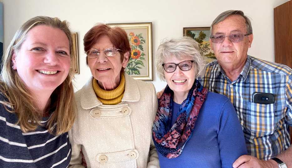 Adél Grobler y su madre, Ronel Grobler, junto a sus vecinos, Marie y Louis.