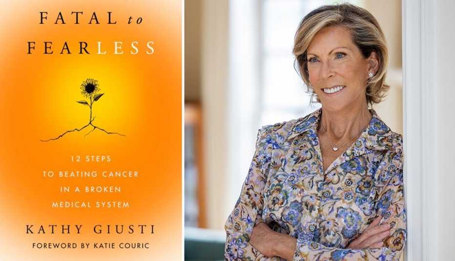 Kathy Guisti junto a la portada de su libro Fatal to Fearless, 12 pasos para vencer al cáncer en un sistema médico roto
