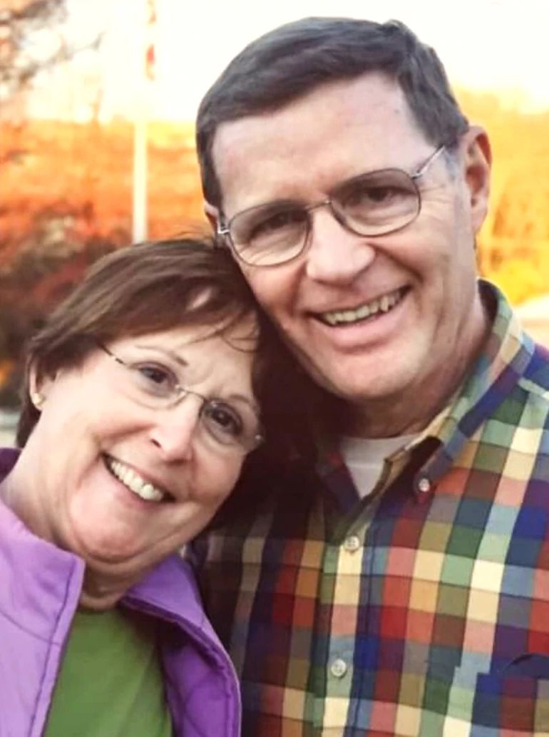 Larry Mullinax, de Hixson, Tennessee, con su difunta esposa Barbara.
