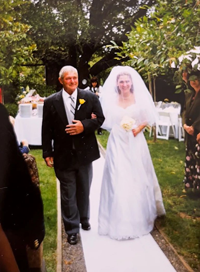Lara Manuela Austin Shoop en el día de su boda en 1998, con su padre Eugene (Gene) Dale Austin.
