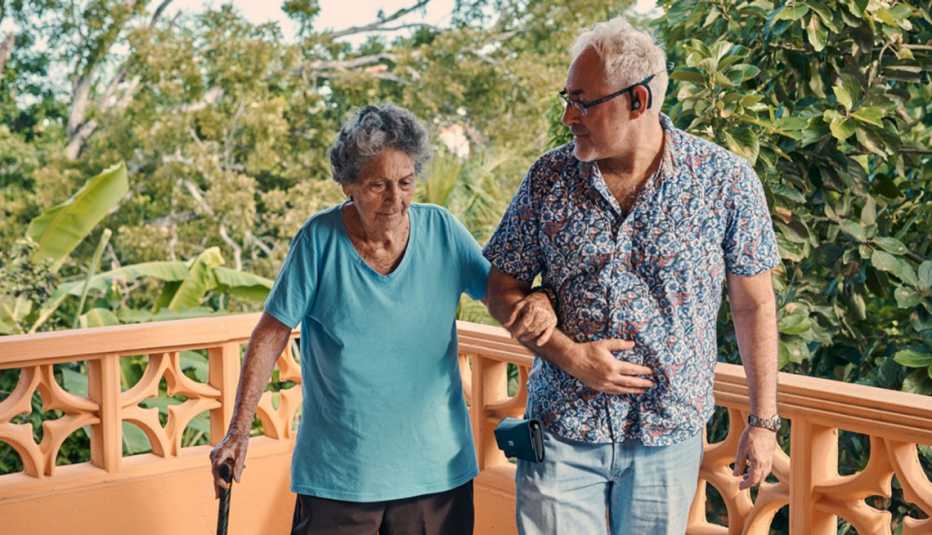 Edgardo Vélez y su madre, Encarnita Munich, en el balcón de su casa en Bayamón, Puerto Rico